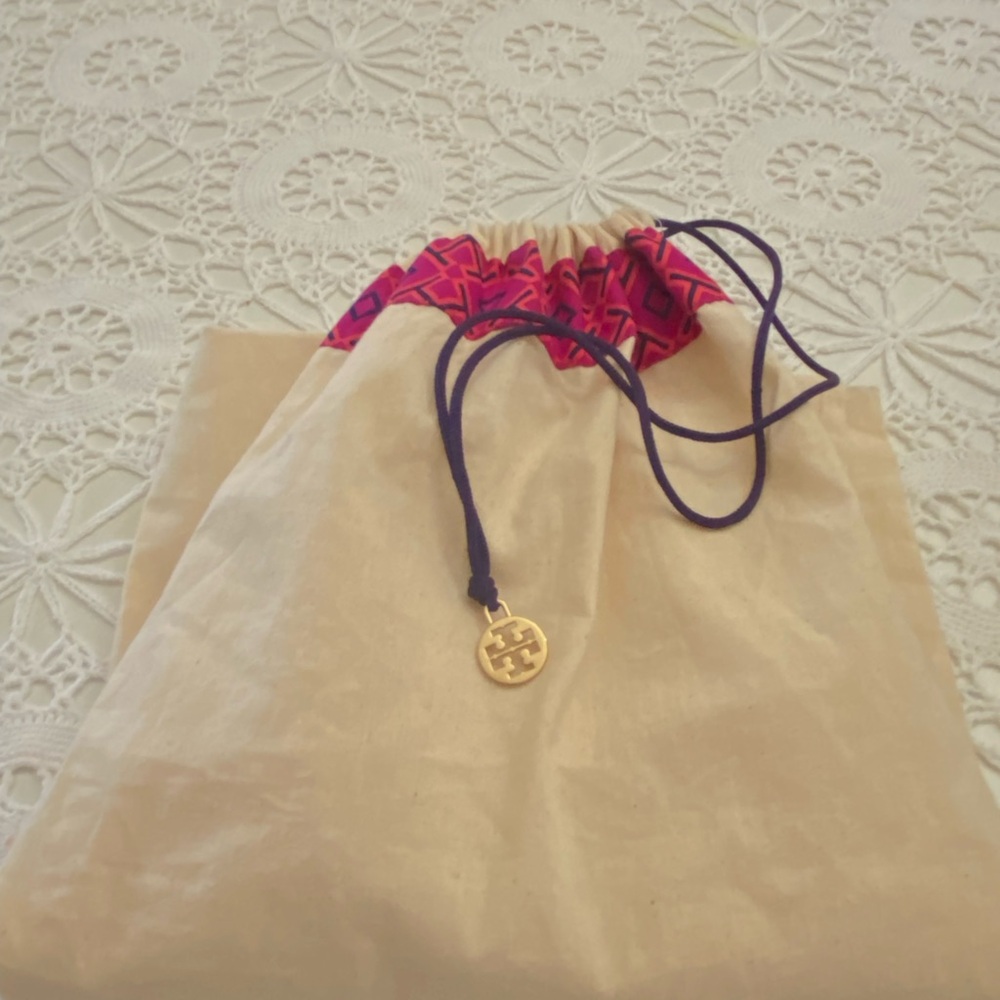 Beautiful Tory Burch bag for purse for storage